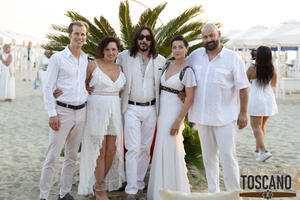 “White party” in spiaggia a Lido di Camaiore: una serata evento con Luca Piattelli e gli amici del Club Gusto Toscano