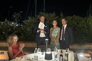 Propeller Club consegna ad Alessandro Laghezza l’ Award  2024 “Giorgio Santiago Bucchioni” realizzato dal Maestro Francesco Vaccarone.
