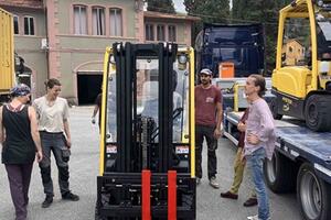 Donato dalla Fondazione Marmo un carrello elevatore per gli artisti dell&#039;Officina d&#039;Arte Ponte di Ferro