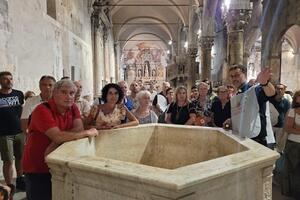 Le visite guidate del Duomo di Carrara con don Piero Albanesi diventano un appuntamento fisso mensile