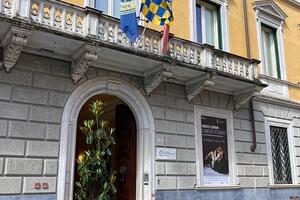 Bandiera gialloazzurra su Palazzo Binelli: la Fondazione Crc fa il tifo per la Carrarese
