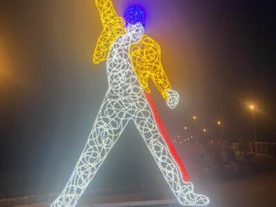 Luci e colori pop: le statue di David Bowie e di Freddie Mercury a Marina di Massa e un programma di eventi collegati  fino al 18 agosto