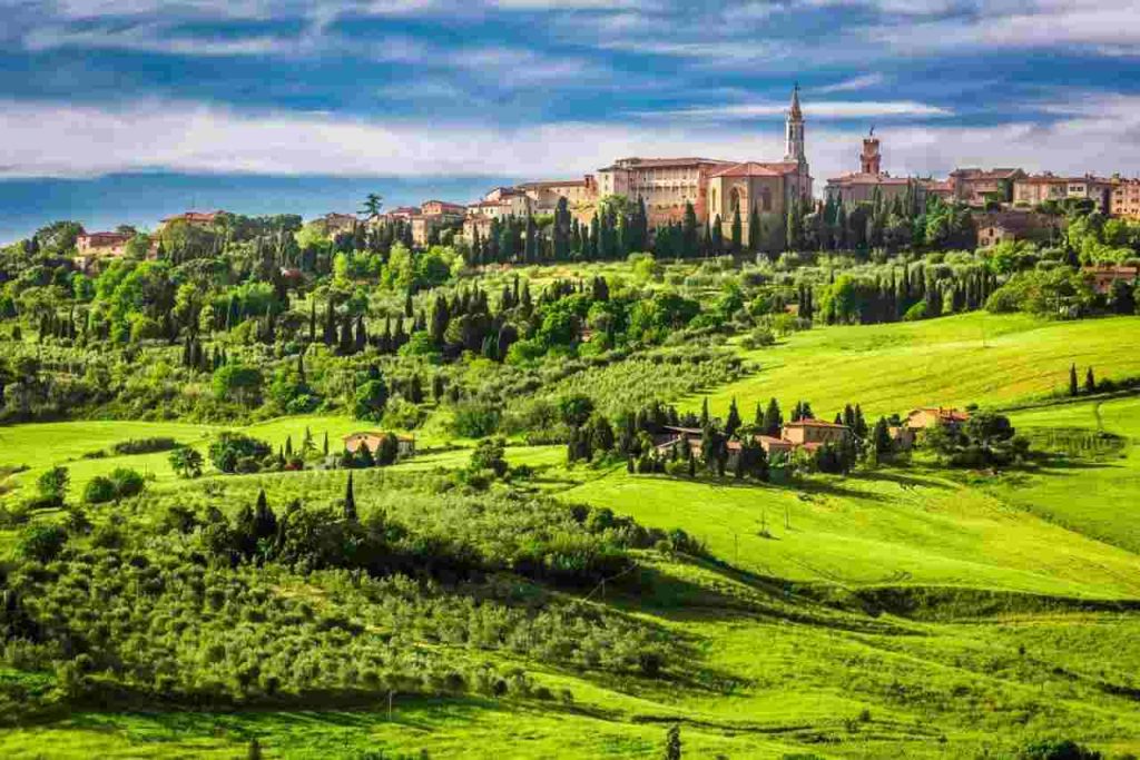 Borgo toscano (AdobeStock) - lagazzettadimassaecarrara.it