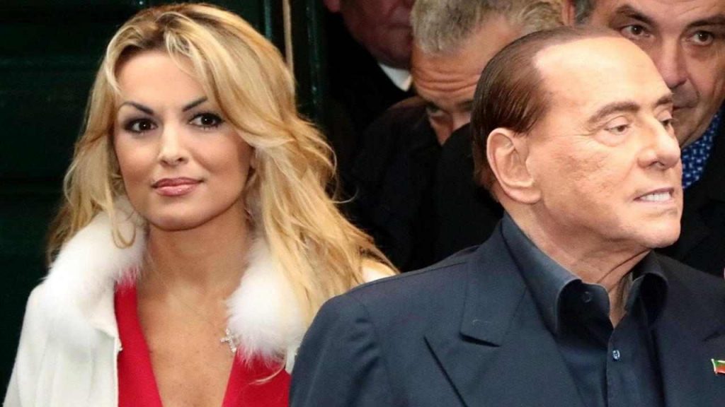 francesca_pascale_con_berlusconi-Depositphotos-lagazzettadimassaecarrara.it