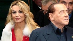 francesca_pascale_con_berlusconi-Depositphotos-lagazzettadimassaecarrara.it