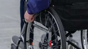 Persona con disabilità - Lagazzettadimassaecarrara.it