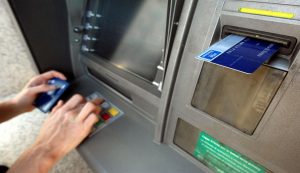 Prelievo ATM (Depositphotos) - Lagazzettadimassaecarrara.it