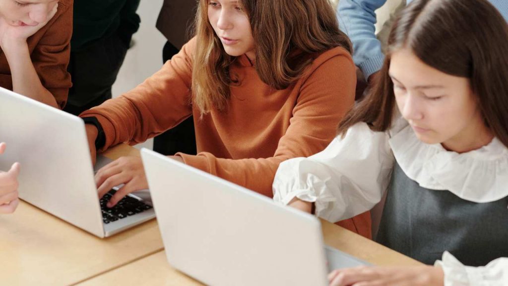 Studenti a scuola - Lagazzettadimassaecarrara.it