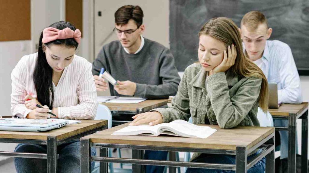 Studenti in classe - Lagazzettadimassaecarrara.it