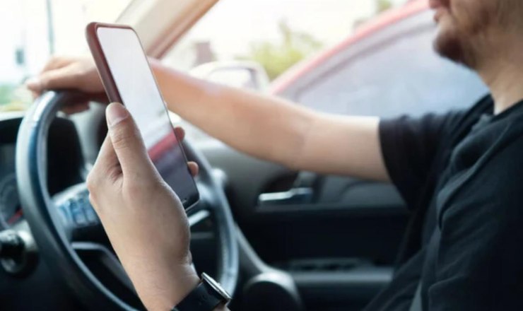 Telefono in auto (Depositphotos) - Lagazzettadimassaecarrara.it